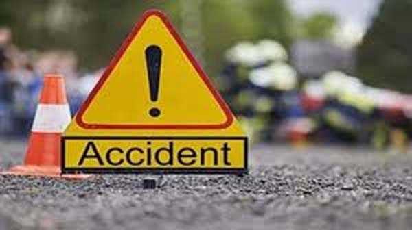 कार पलटने से दो की मौत, एक घायल